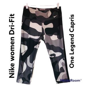 Nike women black gray white camo capris workout wear one legend Dri fit Sz M